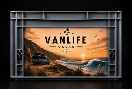 Auer Eurobox 40x30x27 cm mit Vanlife Café Digitaldruck Sticker-Set von OctoVan in Vintage-Holzoptik