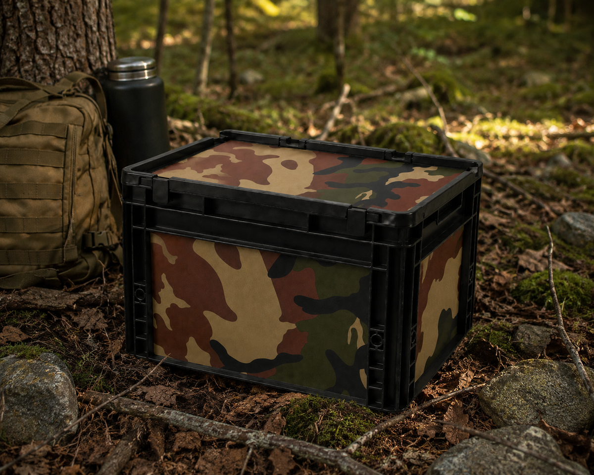 OctoVan Eurobox Camouflage Tarn im Outdoor-Einsatz im Wald mit Rucksack und Campingausrüstung – robuste Aufbewahrungsbox für Vanlife, Camping, Offroad und Abenteuer.