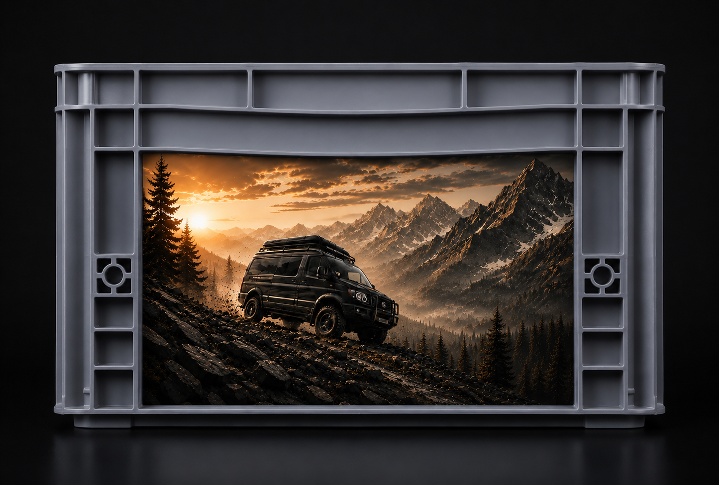 Auer Eurobox 40 × 30 × 27 cm mit Offroad Mountain Sticker-Set im hochwertigen Digitaldruck.