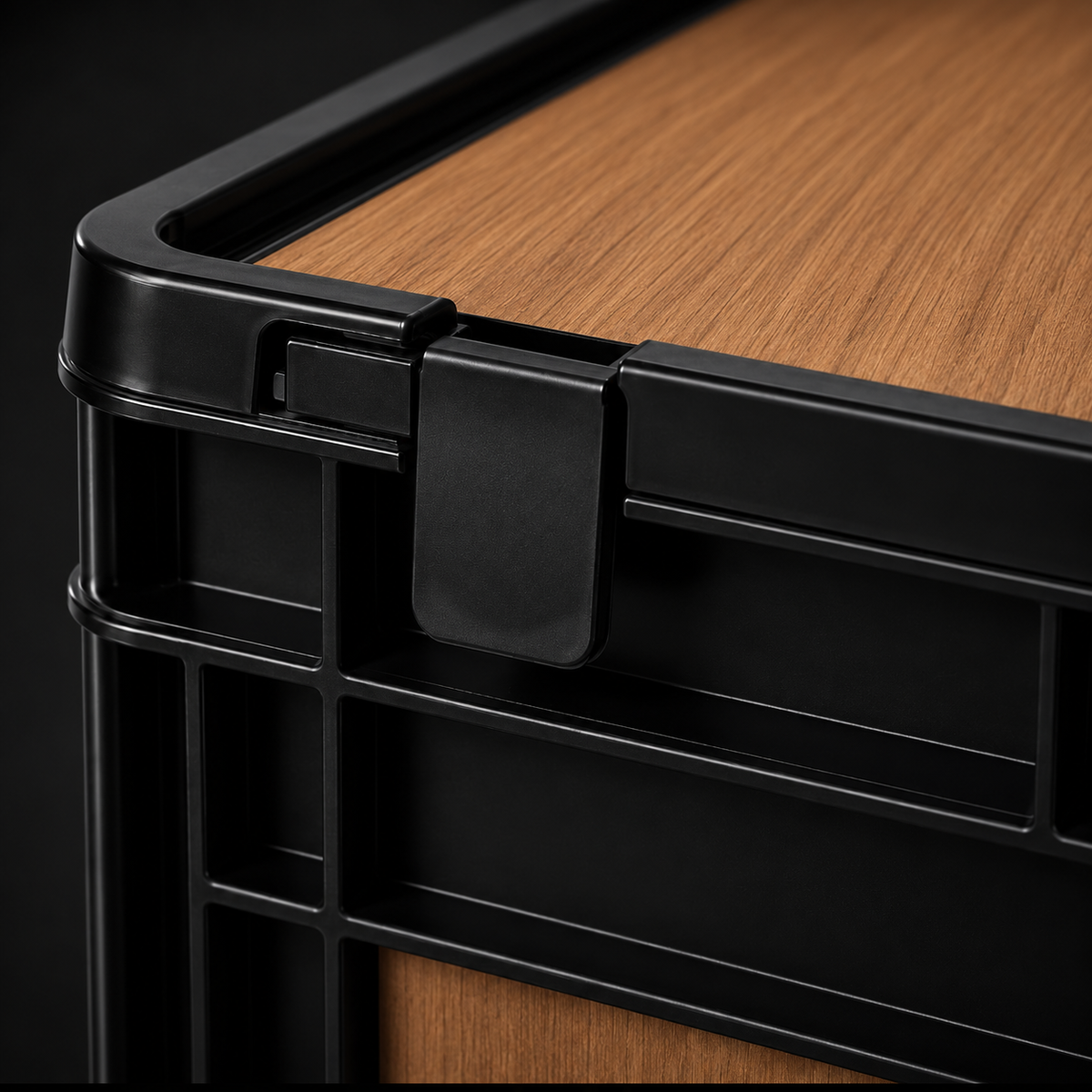 Detailansicht des Deckels einer schwarzen Eurobox mit Teak-Holzoptik