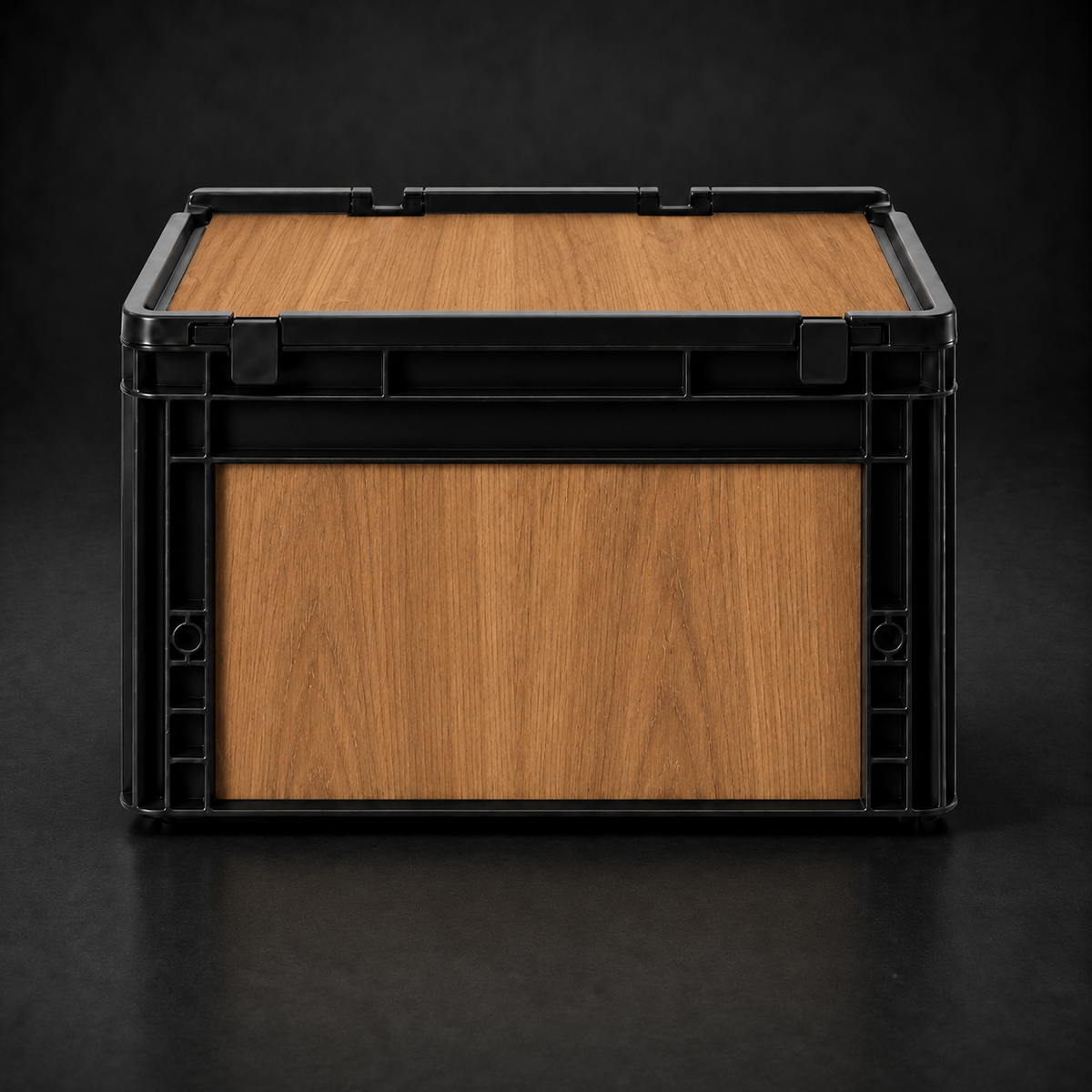 Schwarze Eurobox in Teak-Holzoptik beim Camping vor Camper und Bergsee