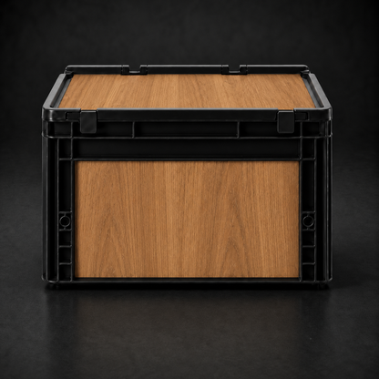 Schwarze Eurobox in Teak-Holzoptik beim Camping vor Camper und Bergsee