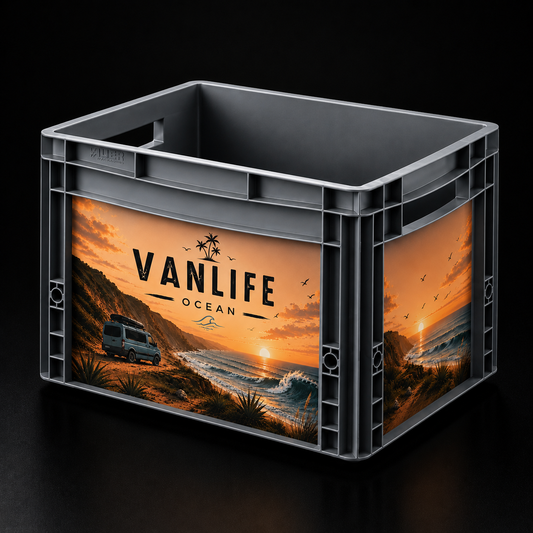 Auer Eurobox 40 × 30 × 27 cm mit passgenauem Vanlife Ocean Sticker-Set. Das Motiv zeigt einen Campervan am Strand bei Sonnenuntergang mit Wellen, Steilküste und Palmen im Vintage-Look. Die Aufkleber sind sauber auf Front- und Seitenfläche der grauen Eurobox angebracht.