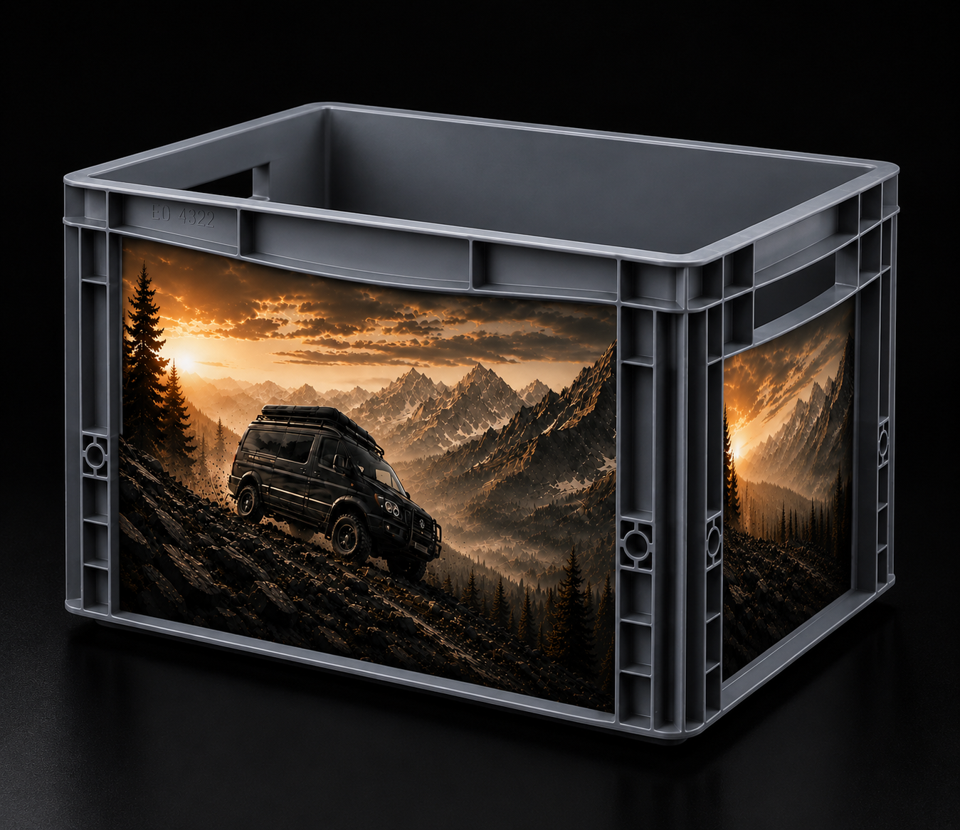 Auer Eurobox 40 × 30 × 27 cm mit hochwertigem Offroad-Bergmotiv im Digitaldruck auf Front- und Seitenfläche, passend für Vanlife und Camping.