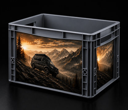 Auer Eurobox 40 × 30 × 27 cm mit hochwertigem Offroad-Bergmotiv im Digitaldruck auf Front- und Seitenfläche, passend für Vanlife und Camping.