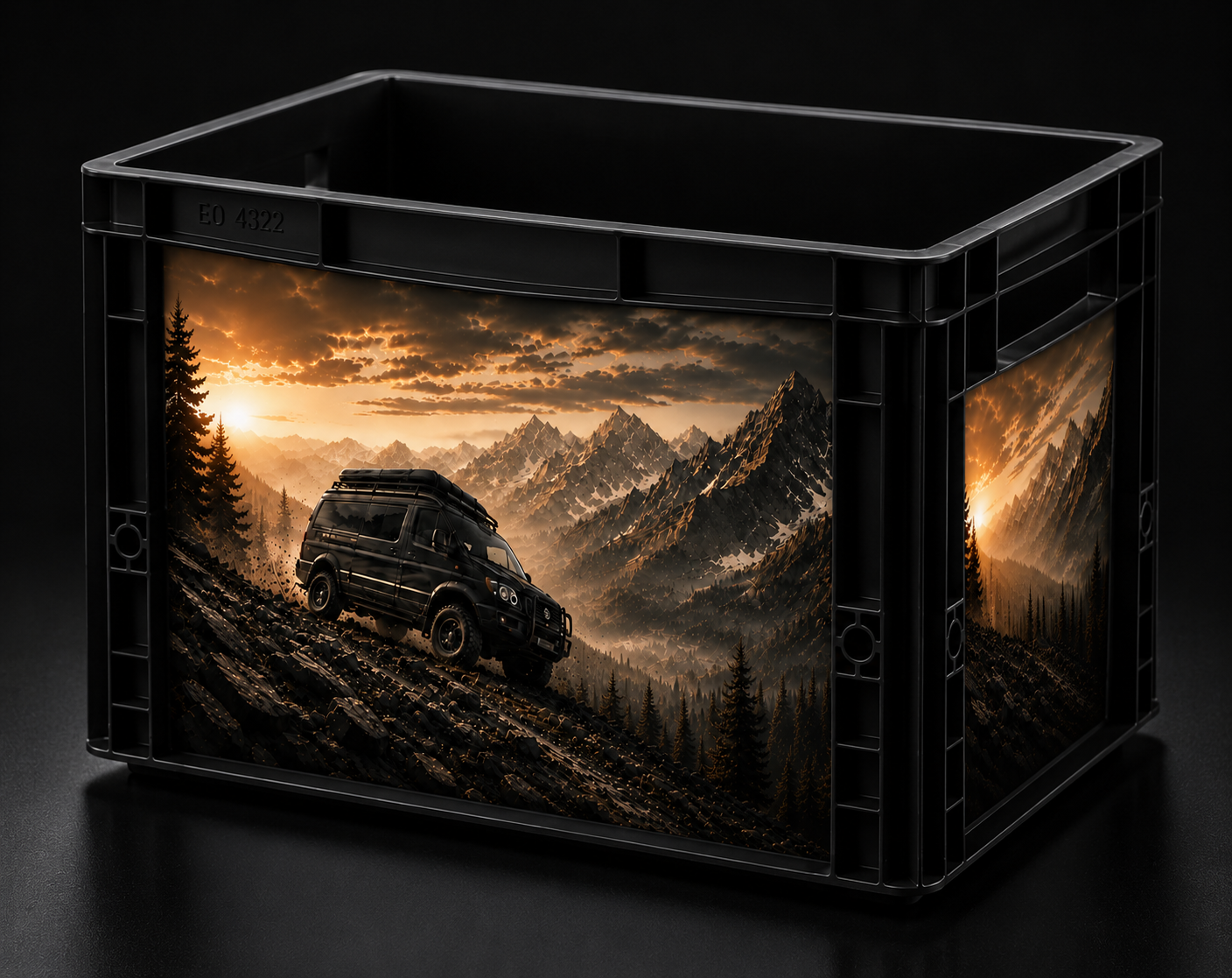 Auer Eurobox 40 × 30 × 27 cm mit hochwertigem Offroad-Bergmotiv im Digitaldruck auf Front- und Seitenfläche, passend für Vanlife und Camping.