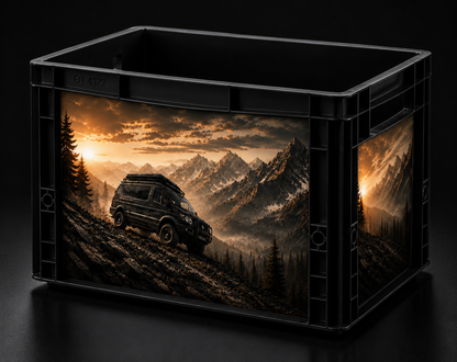 Auer Eurobox 40 × 30 × 27 cm mit hochwertigem Offroad-Bergmotiv im Digitaldruck auf Front- und Seitenfläche, passend für Vanlife und Camping.