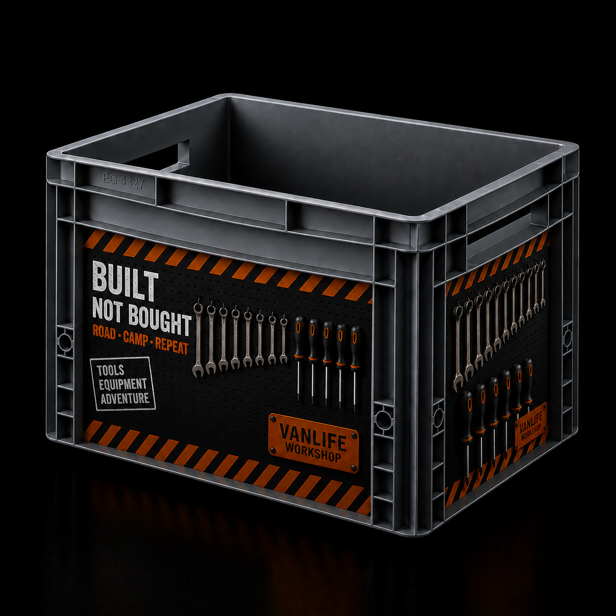 Ein grauer Kunststoff‑Eurobox‑Kasten mit einem aufgeklebten DIY‑Sticker‑Design. Die Sticker zeigen einen schwarzen Hintergrund mit orange‑grauen Warnstreifen oben und unten. Darauf sind Werkzeuge wie Schraubenschlüssel und Schraubendreher grafisch angeordnet, als hingen sie an einer Werkstatt‑Pegboard‑Wand. In der Mitte stehen die Texte “BUILT NOT BOUGHT”, “ROAD • CAMP • REPEAT”, “TOOLS EQUIPMENT ADVENTURE” und “VANLIFE WORKSHOP”.