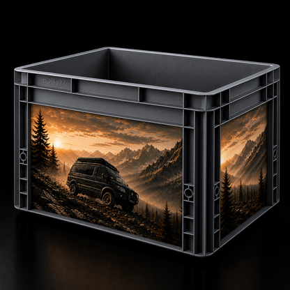 Auer Eurobox 40 × 30 × 27 cm mit hochwertigem Offroad-Bergmotiv im Digitaldruck auf Front- und Seitenfläche, passend für Vanlife und Camping.