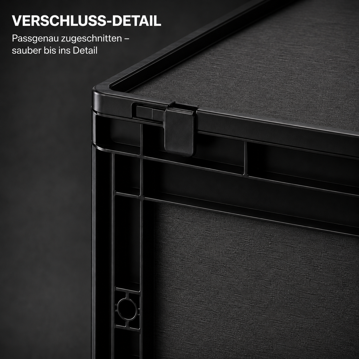 Detailaufnahme einer schwarzen Eurobox mit Verschluss und dunkler Strukturfolie, ergänzt durch den Text „Verschluss-Detail – Passgenau zugeschnitten, sauber bis ins Detail“.