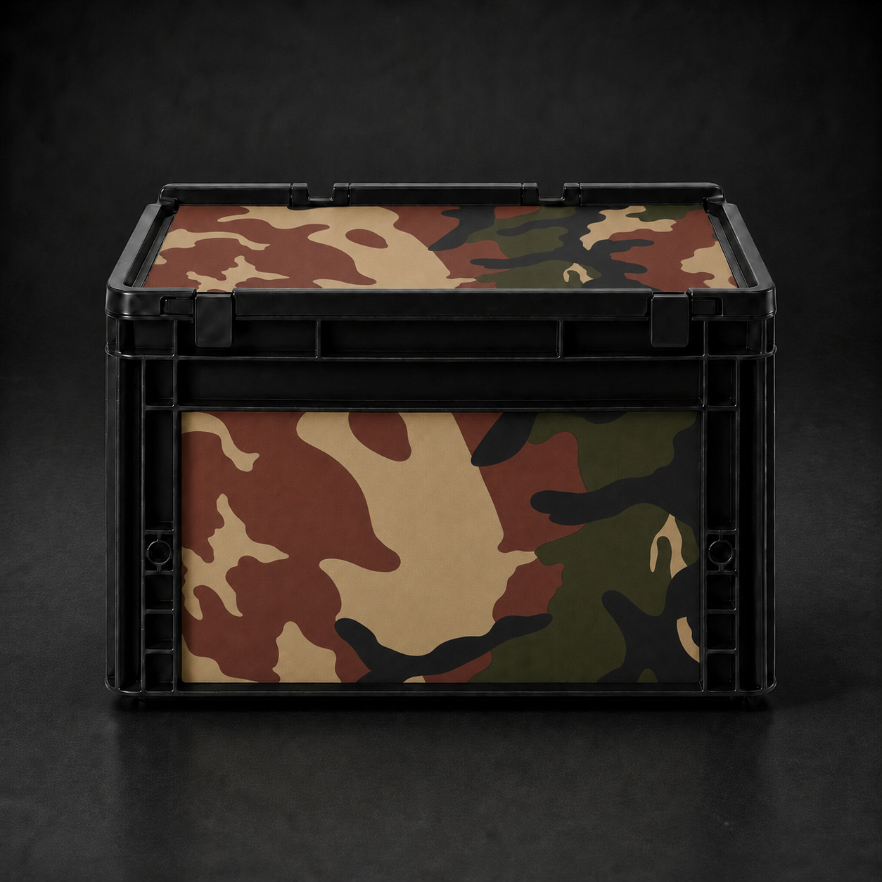 Fertig veredelte schwarze Eurobox mit Camouflage Sticker-Set und passender Deckelfolie im dunklen Studio-Hintergrund.