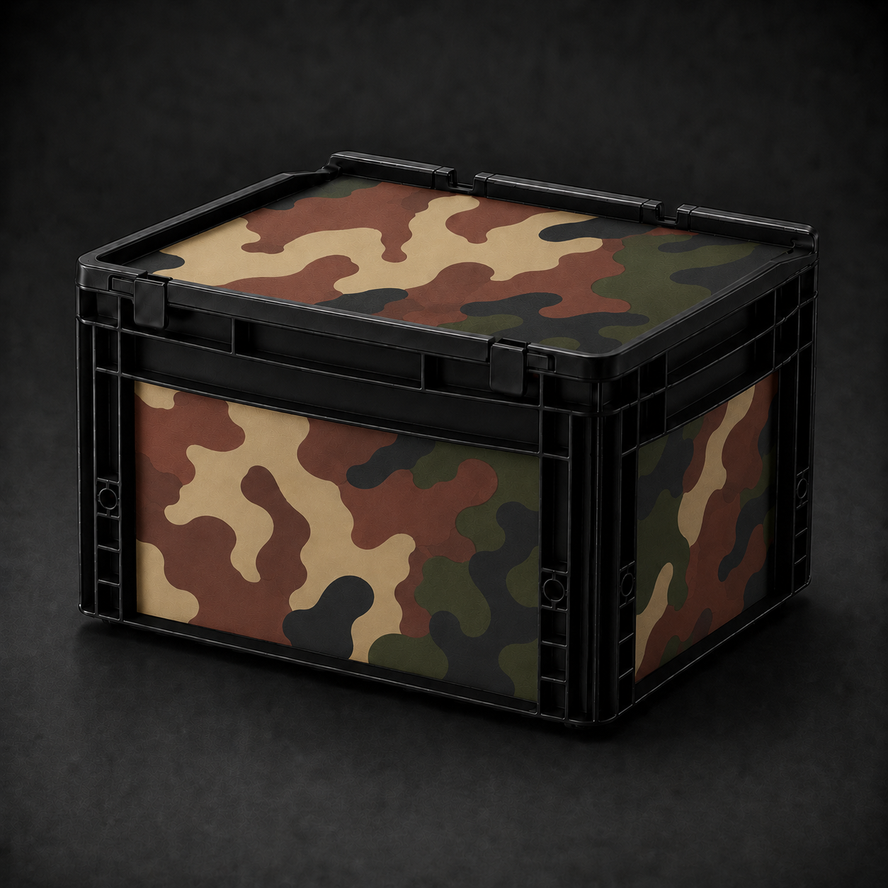 Schwarze OctoVan Eurobox mit Deckel und Classic Camouflage Folierung für Vanlife, Camping, Outdoor und Werkstatt.