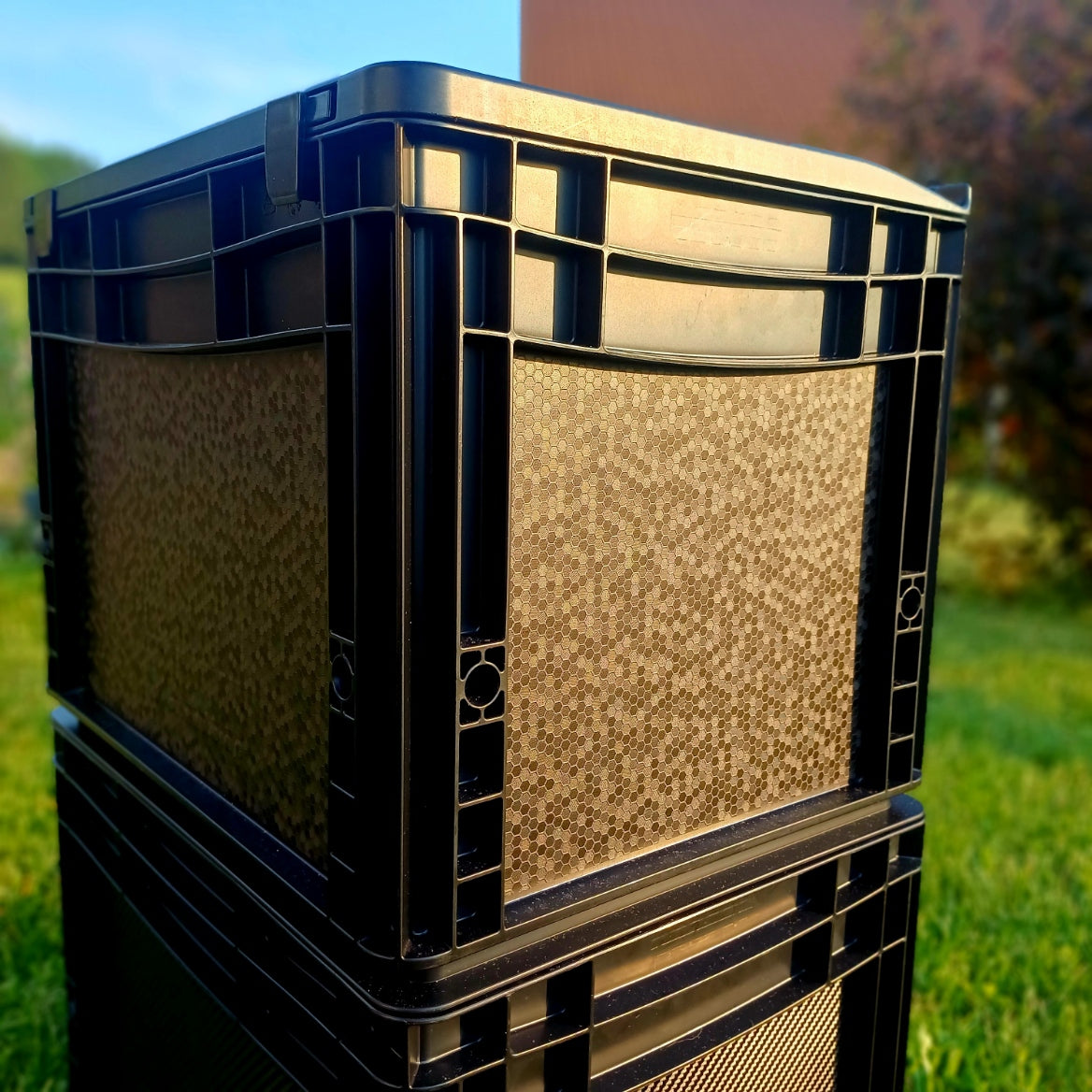 „Fertig folierte schwarze Eurobox mit OctoVan Hexagon-Folierung auf zwei Seiten. Das hochwertige Sticker-Set sorgt für eine saubere, passgenaue Optik und einen individuellen Look für Vanlife, Camping und Werkstatt.“