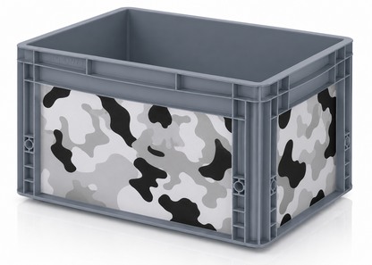 Graue Eurobox mit Camouflage Sticker-Set in Schwarz, Grau und Weiß für Vanlife, Camping und Outdoor.
