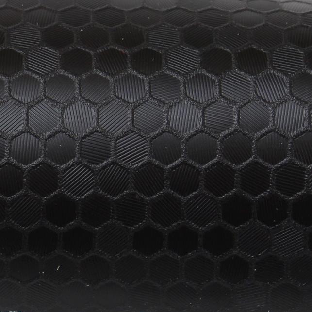 Detailansicht der schwarzen Hexagon Honeycomb Strukturfolie mit wechselndem Glanzeffekt je nach Lichteinfall.