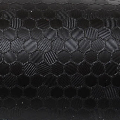 Detailansicht der schwarzen Hexagon Honeycomb Strukturfolie mit wechselndem Glanzeffekt je nach Lichteinfall.