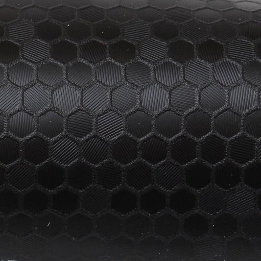 Detailansicht der schwarzen Hexagon Honeycomb Strukturfolie mit wechselndem Glanzeffekt je nach Lichteinfall.
