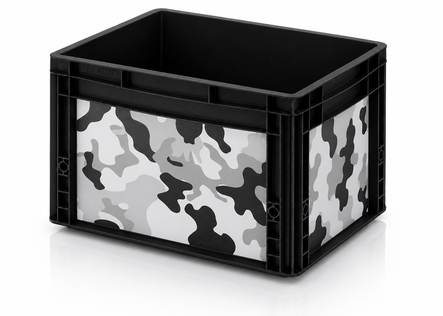 Schwarze Eurobox mit passgenauer Camouflagefolie in Schwarz, Grau und Weiß auf Front- und Seitenflächen.