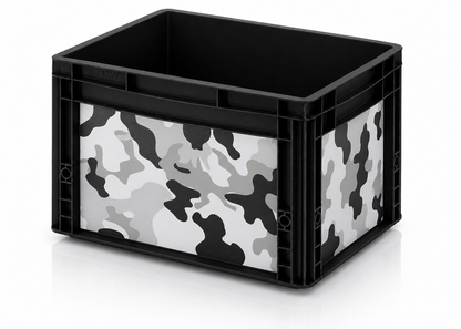 Schwarze Eurobox mit passgenauer Camouflagefolie in Schwarz, Grau und Weiß auf Front- und Seitenflächen.