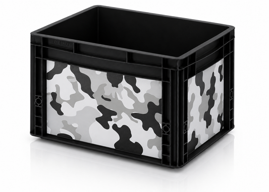 Schwarze Eurobox mit passgenauer Camouflagefolie in Schwarz, Grau und Weiß auf Front- und Seitenflächen.