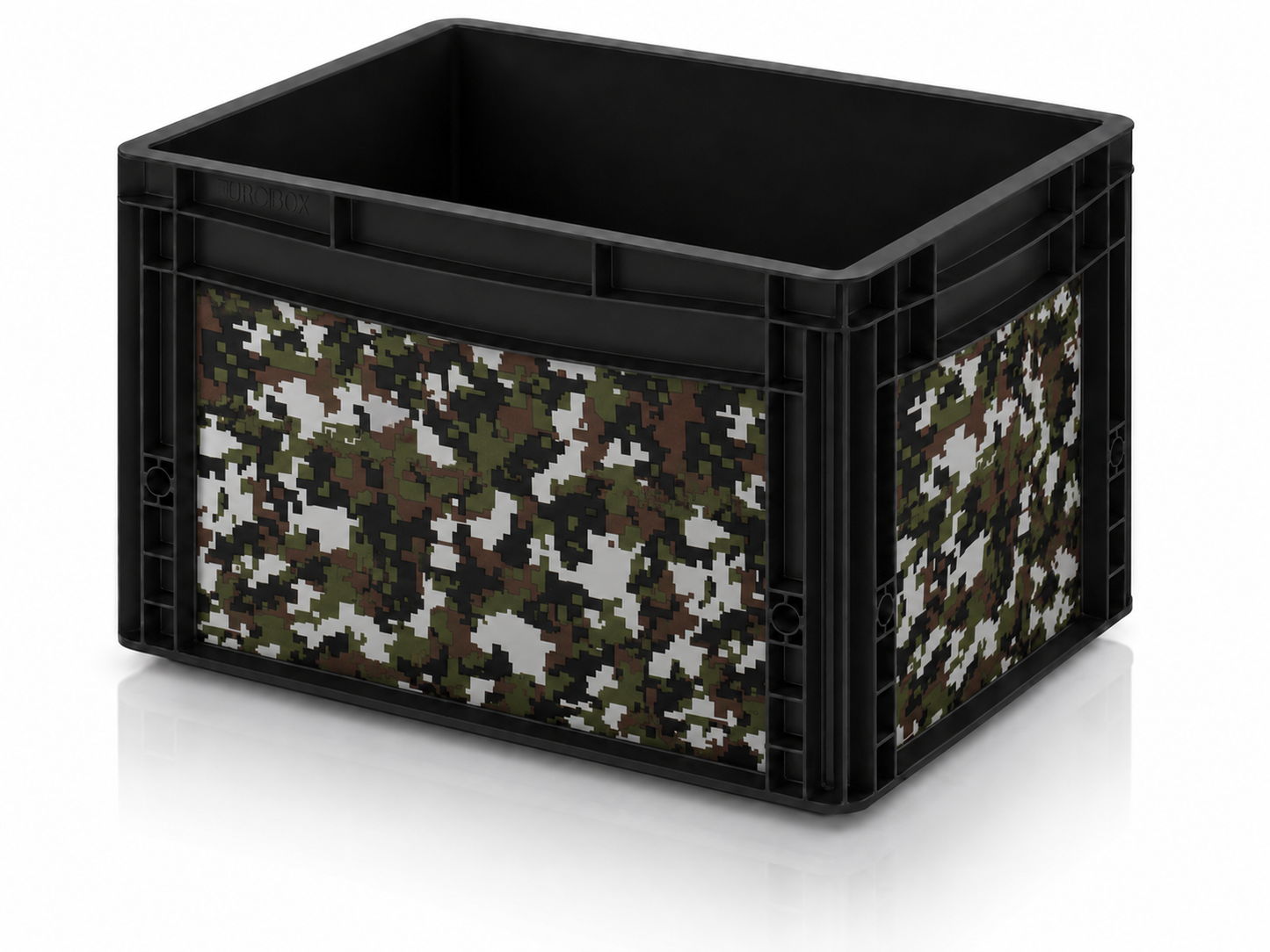 Schwarze Eurobox mit Digital-Camouflage Sticker-Set in Grün, Braun, Schwarz und Weiß für Vanlife, Camping und Outdoor.