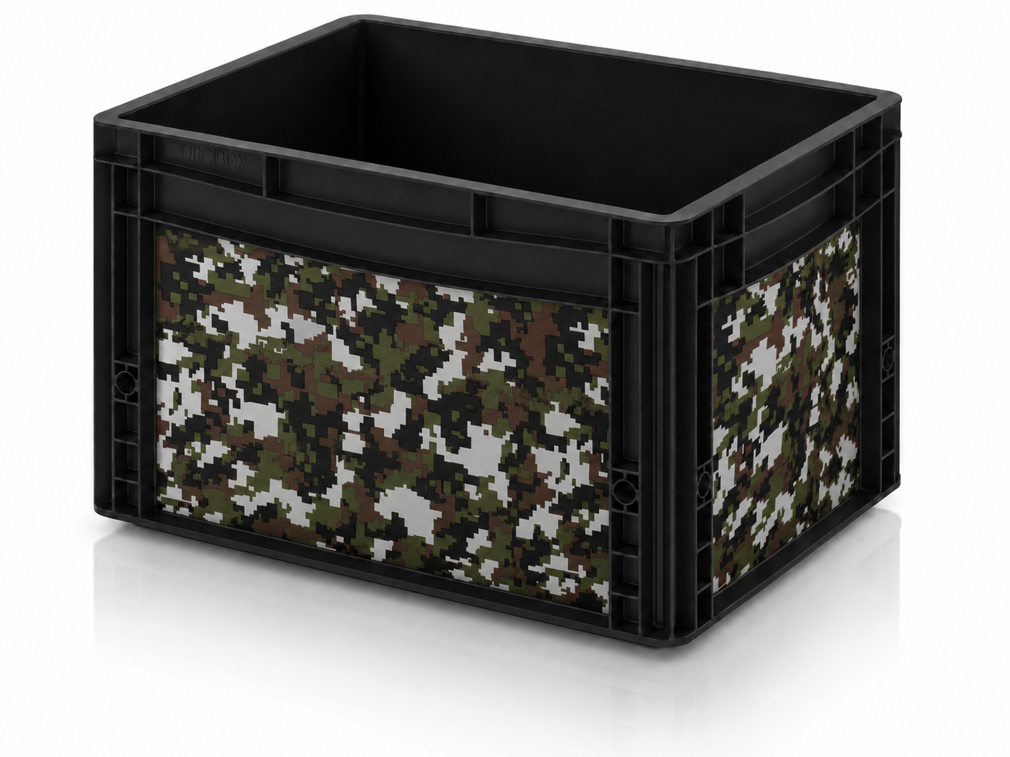 Schwarze Eurobox mit Digital-Camouflage Sticker-Set in Grün, Braun, Schwarz und Weiß für Vanlife, Camping und Outdoor.