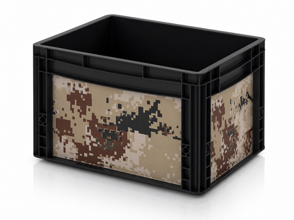Schwarze Eurobox mit passgenauer Digital-Camouflage-Folie in Sand, Beige, Braun und Schwarz auf Front- und Seitenflächen.