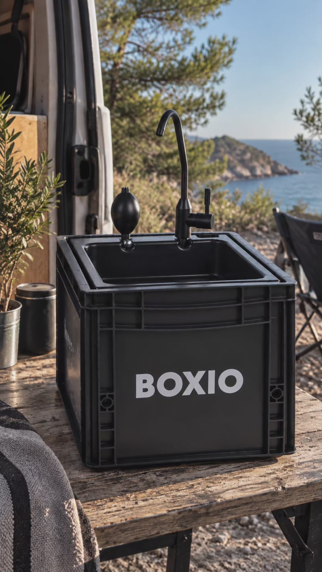 BOXIO Wash vorher und nachher: schwarze BOXIO Eurobox mit passgenauem OctoVan DIY-Folienset im neuen Design.

