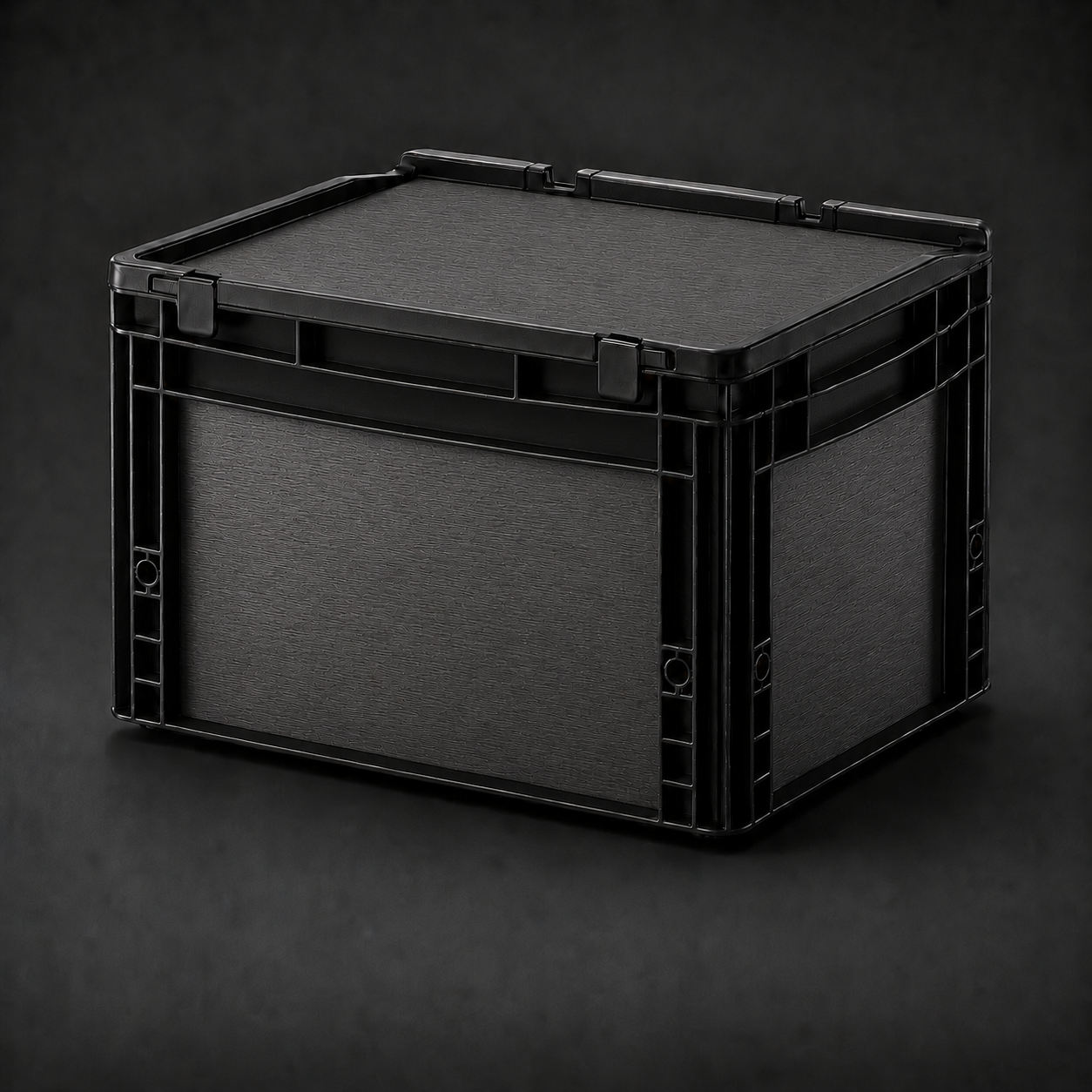 Fertig veredelte schwarze Eurobox mit Deckel und Aluminium gebürstet Folierung von OctoVan für Vanlife, Camping und Werkstatt.